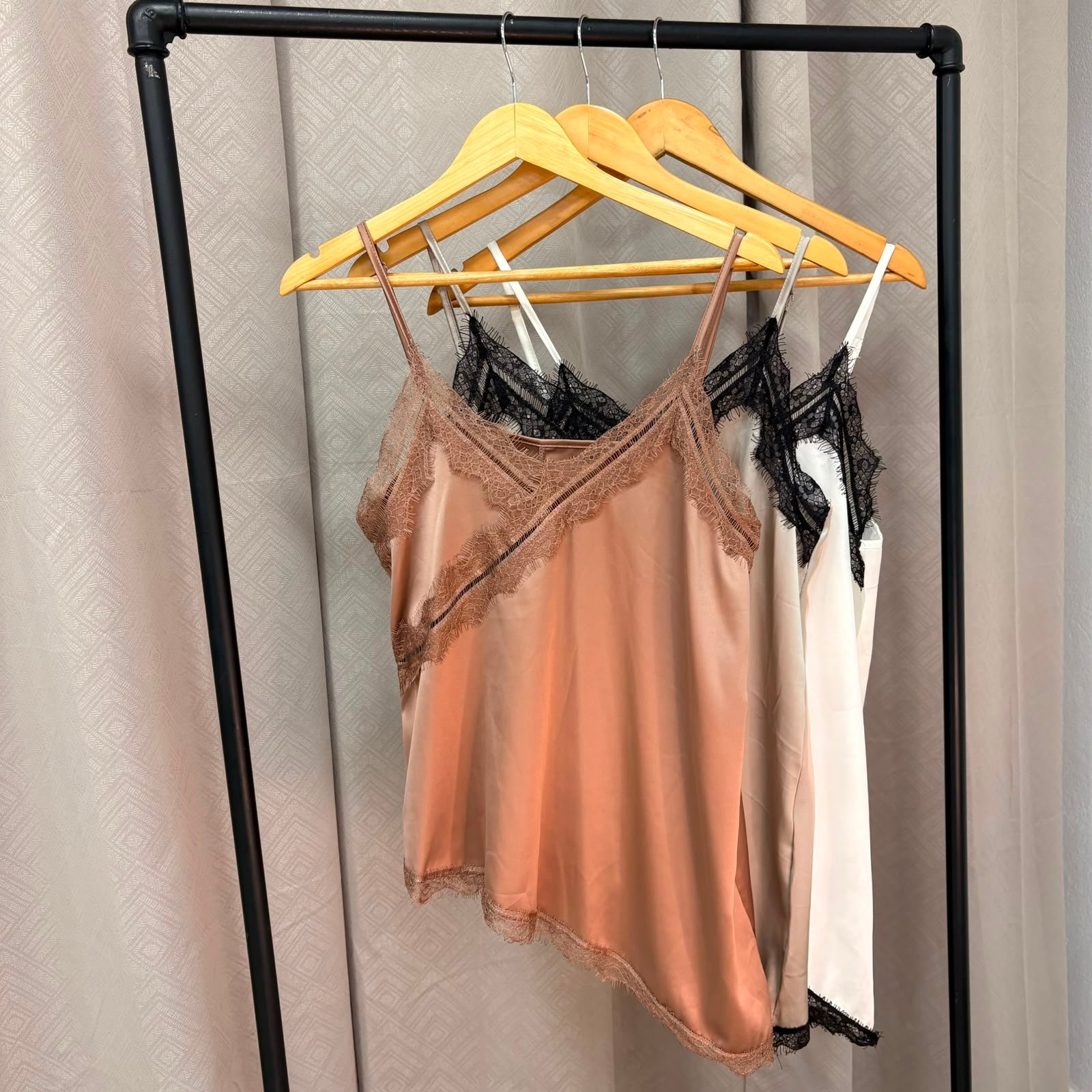 BLUSA LENCERA PICO CON PUNTILLA