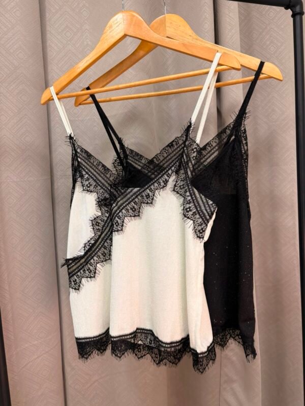 BLUSA CON PUNTILLA