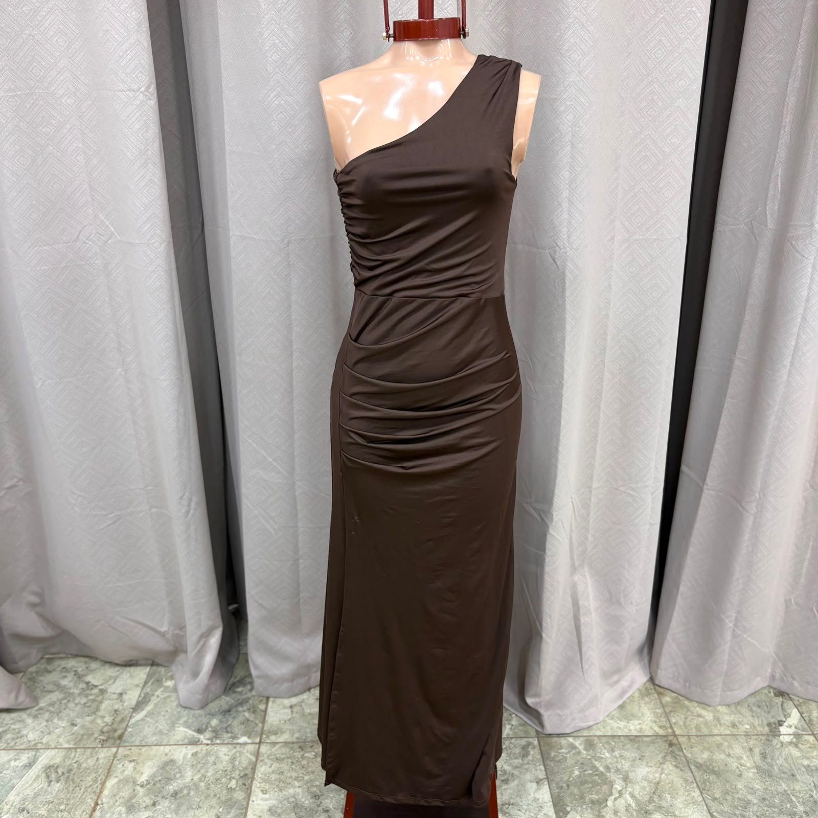 VESTIDO UN HOMBRO CON FRUNCE