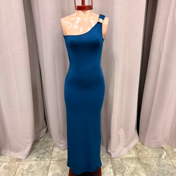 VESTIDO LARGO CON TAJO UN HOMBRO