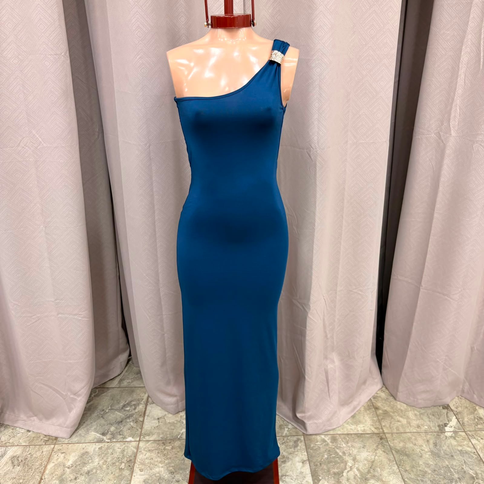VESTIDO LARGO CON TAJO UN HOMBRO