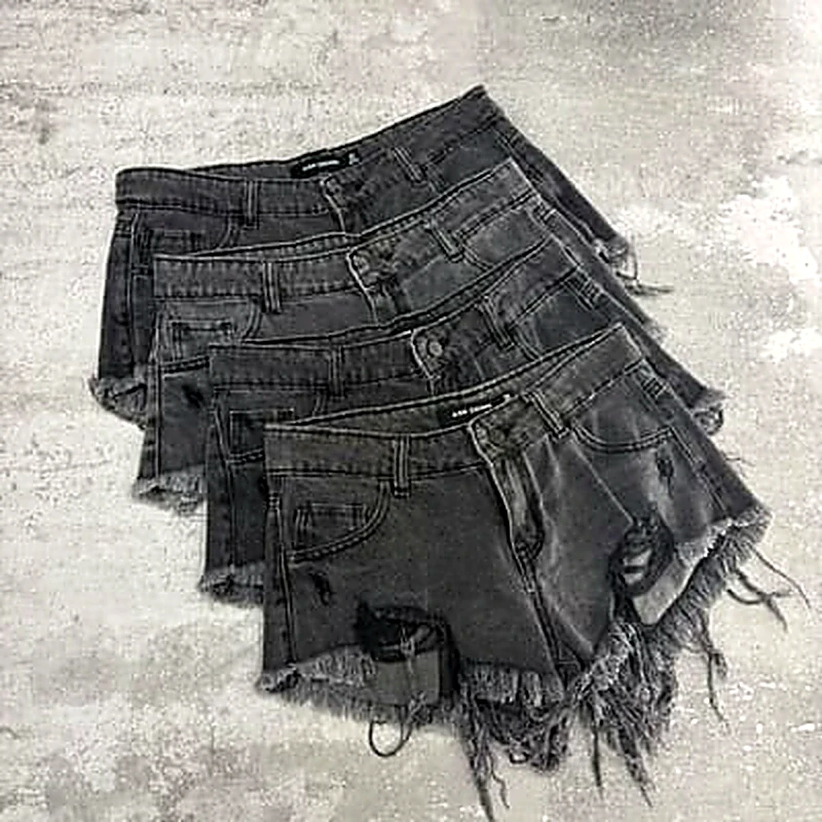 SHORT CON ROTURA TIRO MEDIO