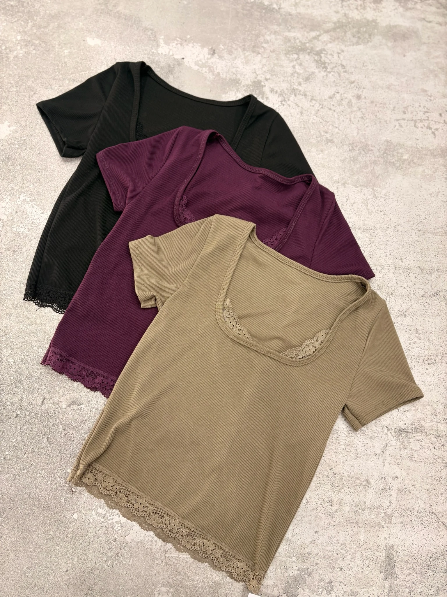 REMERA MORLEY CON ENCAJE