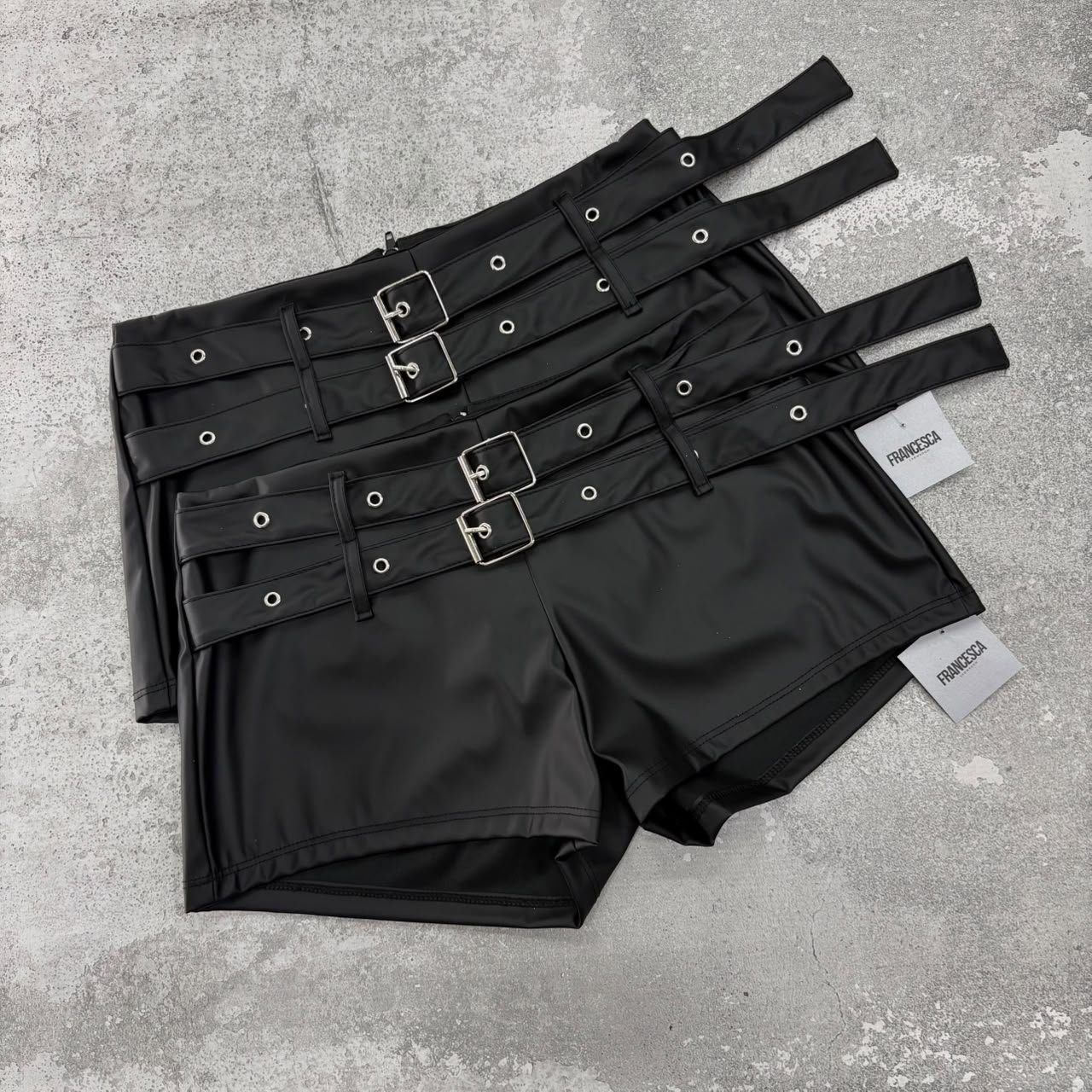 SHORT ENGOMADO DOBLE CINTO